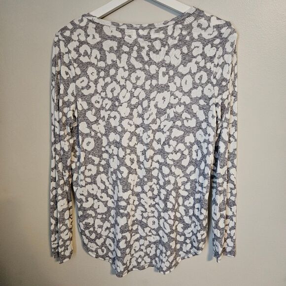 Old Navy Top Long Sleeve Gray White Leopard Print Business Casual Neutral Animal - Picture 3 of 7